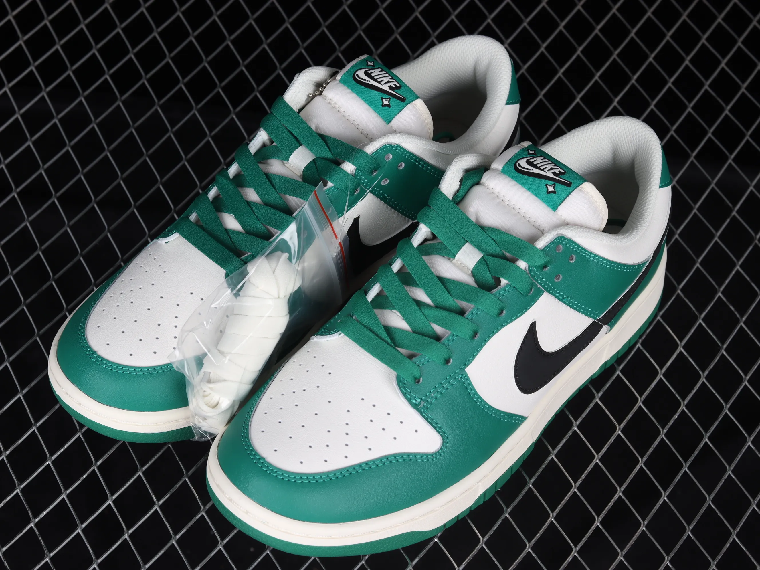 All Categories Nk SB Dunk Series Nk SB Dunk Low Low-top Sneakers #ZG Version Nk SB Dunk Low "Lottery" Heineken Color SB Smashing Backboard Fashion Casual Sneakers DR9654-100